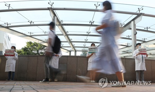 의료기관 아닌 전공의에 초유의 업무개시명령…위급성 고려한 듯