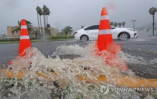 태풍 바비로 제주공항 문닫고 곳곳 강풍 피해…한라산엔 물폭탄