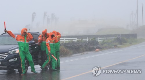 태풍 '바비' 제주에 400㎜↑ 물폭탄…교통사고·침수·정전 속출