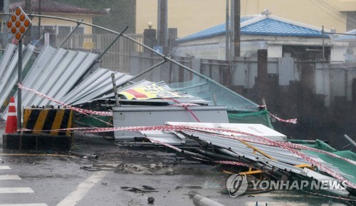 태풍 '바비' 제주에 400㎜↑ 물폭탄…교통사고·침수·정전 속출