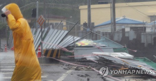 입간판 쓰러져 교통사고·하수역류·침수…제주 태풍 피해 속출(종합)