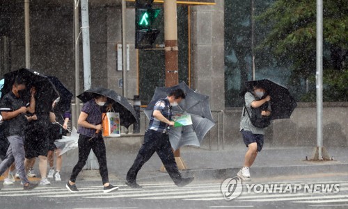 [르포] 목포대교 지나던 차량도 돌풍에 기우뚱…초조한 '태풍의 밤'