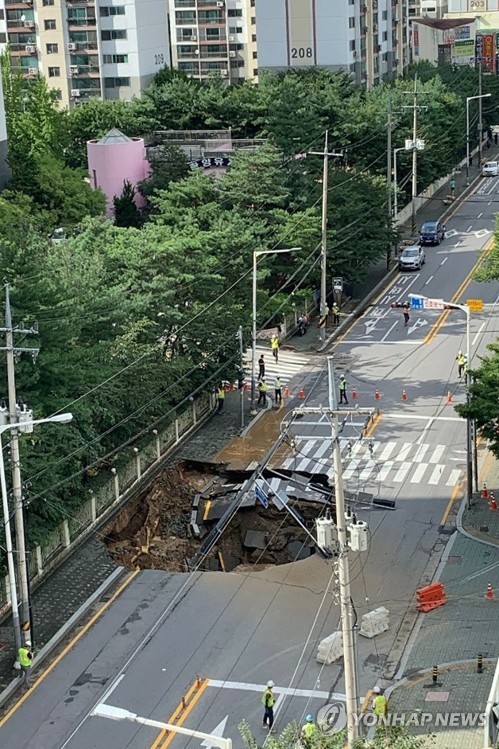 구리 아파트단지 인근에 지름 10ｍ 싱크홀…주민대피 안내(종합)