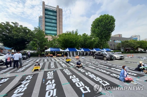 대구시청 주차장 주택조합에 점거…경찰 "불법 집회, 강제해산"