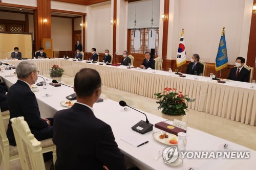 [속보] 문대통령 "파업 의료인, 전시상황서 전장 떠나는 군인과 같아"