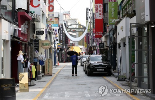 '얼어붙은 광주'…한산해진 식당·카페, 다시 꺼낸 황사마스크