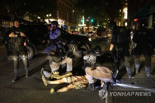 "포틀랜드 총격 사망자는 트럼프 지지자"…소속 단체 대표 확인