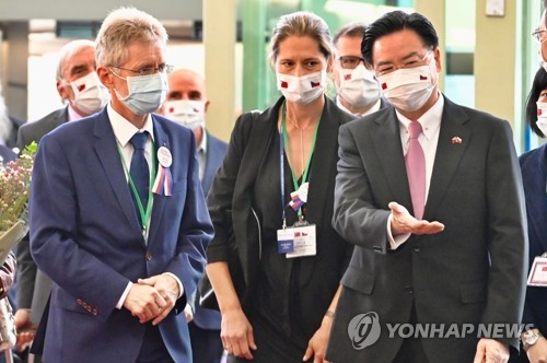 '유럽 순방' 왕이 "하나의 중국에 대한 도전 큰 대가 치를 것"