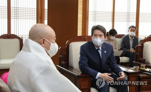 이인영, 조계종에 "금강산 신계사 템플스테이 적극 지원할것"