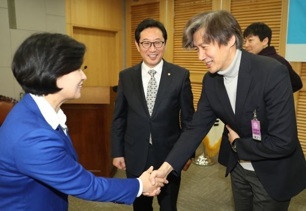 사진은 지난 2017년 2월 6일 국회 의원회관에서 열린 '최순실 일가의 부정축재 재산몰수를 위한 특별법 공청회'에서 더불어민주당 대표였던 추미애 의원이 조국 당시 서울대학교 법학전문대학원 교수와 인사하는 모습. (사진=연합뉴스)