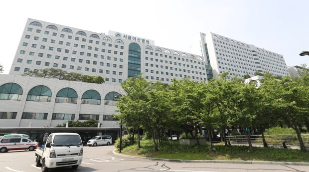 서울아산병원은 22일 간호사 1명의 코로나19 확진 판정으로 일부 병동이 폐쇄됐다고 밝혔다. /사진=연합뉴스
