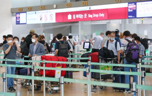 유럽연합(EU) 회원국들이 한국을 비롯한 14개국의 EU입국을 허용한 지난 1일 인천국제공항 출국장에서 탑승객들이 출국 수속을 밟고 있다. 사진=연합뉴스