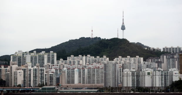 2019년 11월 1일 기준 국내 총 인구의 50%가 수도권에 살고 있는 것으로 나타났다. 사진은 서울 남산타워와 아파트들. /연합뉴스