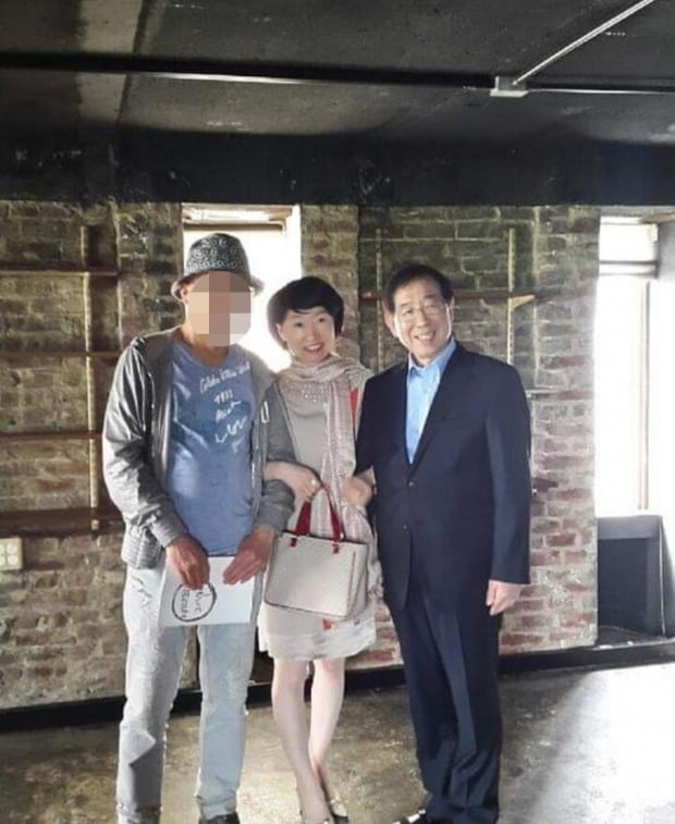 진혜원 대구지검 부부장검사가 지난달 13일 페이스북에 고(故) 박원순 서울시장과 팔짱을 낀 사진을 올리며 "권력형 성범죄"라는 글을 함께 적어 게시해 현직 검사가 박 시장을 고소한 여성에 대해 2차 가해를 하는 것 아니냐는 주장이 제기됐다. 진혜원 검사는 "페미니스트인 제가 추행했다고 말했으니 추행입니다. 권력형 다중 성범죄입니다"라고 글을 게시했다. [진혜원 검사 페이스북]