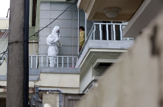 자가격리자 검사를 위해 집집마다 방문하는 보건소 간호 직원. 사진은 기사와 무관함. /사진=연합뉴스