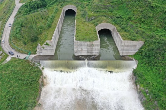 지난달 27일 오후 전북 임실군 섬진강댐에서 안정적인 수위조절을 위해 비상여수로를 통해 초당 290t의 물을 방류하고 있다. 사진=연합뉴스
