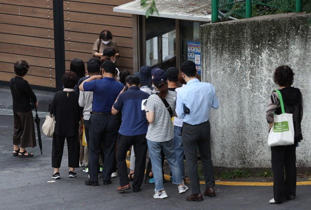 서울 중구 주한중국대사관 영사부 앞에서 시민과 외국인들이 업무를 보기 위해 줄을 서고 있다.(사진=연합뉴스)