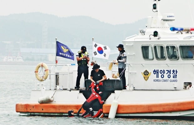 평택해양경찰서 경찰관들이 인명구조 훈련을 하고 있다. 사진=평택해경