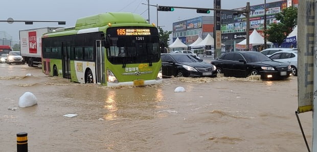 중부지역 집중호우가 전북으로 확산, 7일 오전 전북 8개 지역에 호우경보가 발효됐다. 사진은 앞서 지난달 30일 호우경보가 내려진 전북 전주시 도로 모습. 사진=연합뉴스