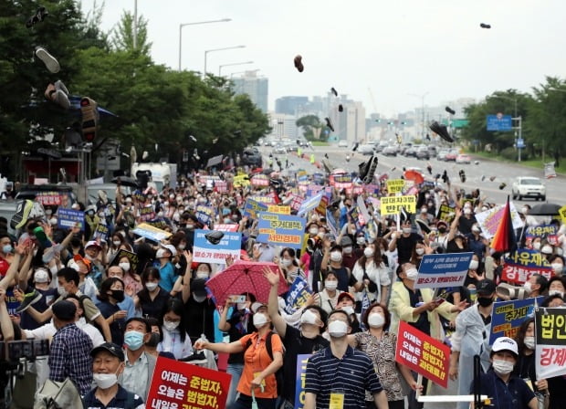 1일 서울 여의도에서 617규제소급적용 피해자모임, 임대사업자협회 추인위원회 등 부동산 관련단체 회원들이 정부의 부동산 규제에 반대하는 집회를 열고 신발투척 퍼포먼스를 하고 있다. /사진=연합뉴스