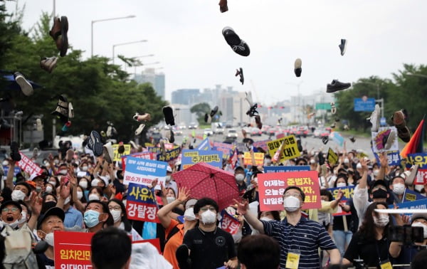 지난 1일 서울 여의도에서 임대사업자협회 추인위원회 등 부동산 관련단체 회원들이 정부의 부동산 규제에 반대하는 집회를 열고 신발투척 퍼포먼스를 하는 모습. 연합뉴스