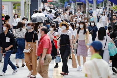 일본, 일주일 새 확진자 8000명…"우리 총리 너희 줄까?"