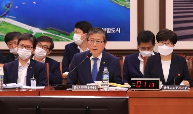 변창흠 한국토지주택공사 사장이 3일 국회 국토교통위원회 전체회의에서 질의에 답하고 있다.  사진=연합뉴스