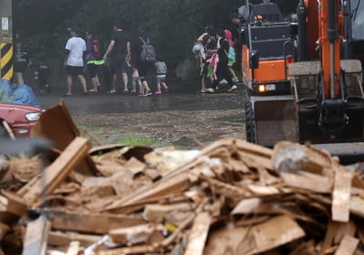 [속보] 가평 펜션 사고…40대 직원 '1명' 수색 중, 매몰 추정