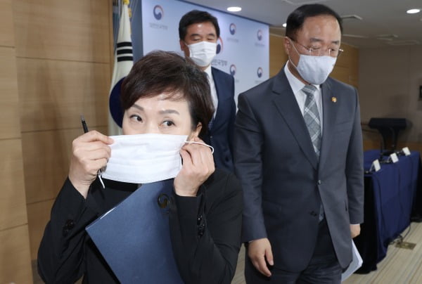 홍남기 경제부총리 겸 기획재정부 장관(오른쪽), 김현미 국토교통부 장관(왼쪽), 서정협 서울시장 권한대행이 4일 정부서울청사에서 열린 주택공급확대TF회의결과 브리핑에서 서울권역 등 수도권 주택공급확대방안 발표를 마친 후 퇴장하고 있다. 사진=연합뉴스