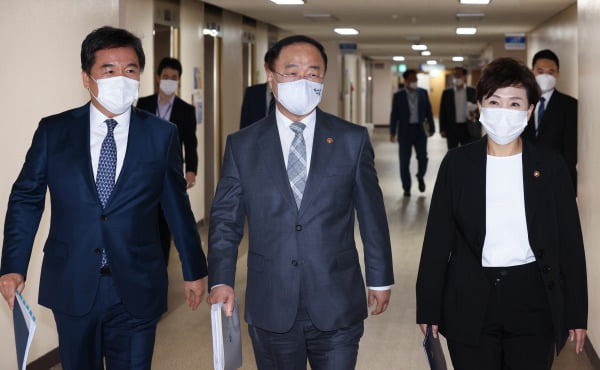 홍남기 경제부총리 겸 기획재정부 장관(가운데), 김현미 국토교통부 장관(오른쪽), 서정협 서울시장 권한대행이 4일 정부서울청사에서 열린 '서울권역 등 수도권 주택공급 확대방안' 합동 브리핑을 위해 정부 합동브리핑실로 향하고 있다. 사진=연합뉴스