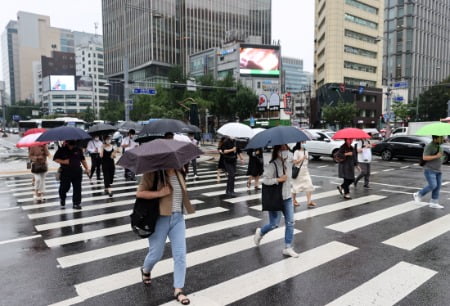 최장 기간 장마에 가디건 매출 '쑥'…후리스·모피도 나왔다