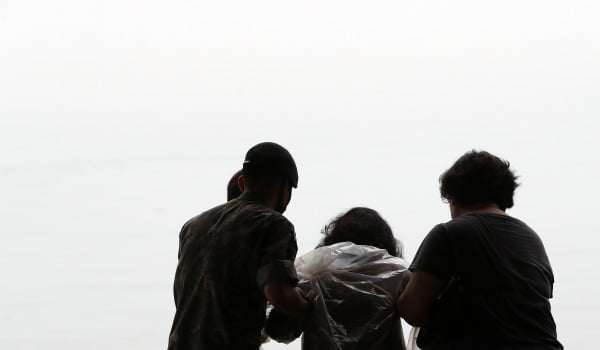 의암댐 선박 전복 사고 발생 이틀째인 7일 오전 경기 가평군 남이섬 선착장 인근 북한강에서 한 실종자 가족이 오열하고 있다. 사진=연합뉴스