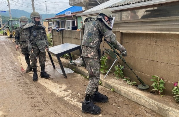 지난 7일 강원 철원군 민통선 내 수해 피해 마을에서 육군 5공병여단 장병들이 주민들의 안전을 위해 빗물에 쓸려 내려왔을지 모르는 지뢰를 찾고 있다. /사진=연합뉴스