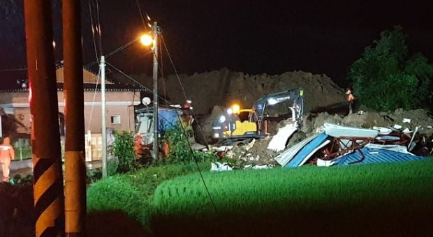 7일 오후 전남 곡성군 오산면 야산에서 토사가 무너져 내려 주택이 매몰돼 현재까지 3명이 사망했다. 경찰과 소방대원, 군청 관계자들이 중장비를 동원해 추가 구조 작업을 진행하고 있다/사진제공=전남 곡성군