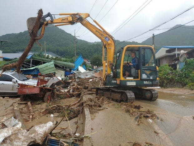 전남 담양군 무정면 한 주택이 무너졌다는 신고가 접수돼 소방당국과 군청 관계자들이 구조 작업을 하고 있다. 사진=연합뉴스