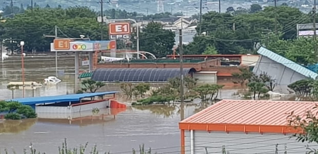 8일 오전 전남 구례군 마산면 마을이 폭우에 잠겨 있다. 사진=연합뉴스