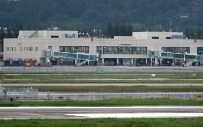 [속보] 광주공항 활주로 침수…항공편 올스톱