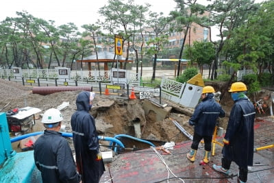 집중호우로 서울서 공사현장 지반 무너지고 도로에 포트홀