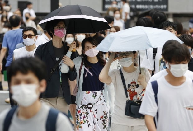 일본 도쿄도(東京都) 시부야(澁谷)구 횡단보도. 마스크와 양산을 쓴 시민들이 길을 건너고 있다. /사진=연합뉴스