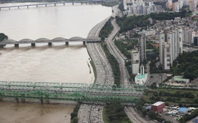 올림픽대로 여의상류 나들목 통제…폭우에 한강대교 수위↑