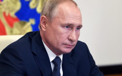 [속보] 러시아, 코로나 백신 공식 등록…푸틴 "내 딸도 접종"