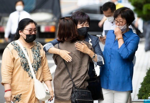 손혜원 전 의원이 12일 남부지법에서 열리는 1심 선고 공판에 출석하며 지지자들과 포옹하고 있다. (사진=연합뉴스)