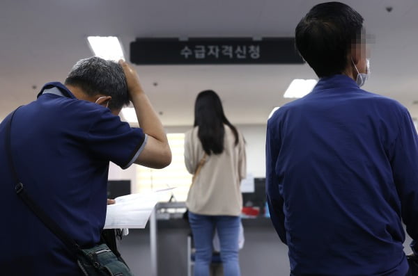 서울 한 고용복지플러스센터에서 시민들이 실업급여 수급 신청 창구 앞에 기다리고 있다. 연합뉴스