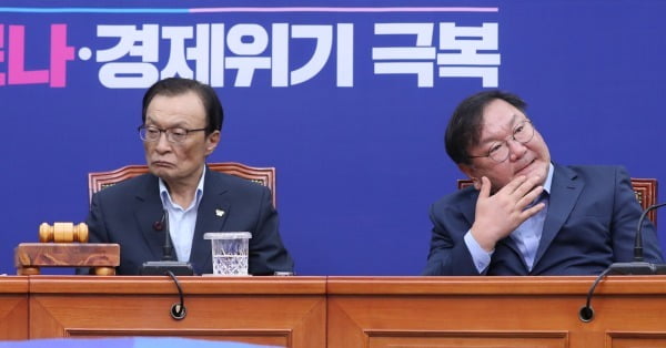 이해찬 더불어민주당 대표와 김태년 원내대표가 14일 오전 서울 여의도 국회에서 열린 최고위원회의에서 발언을 듣고 있다. 연합뉴스