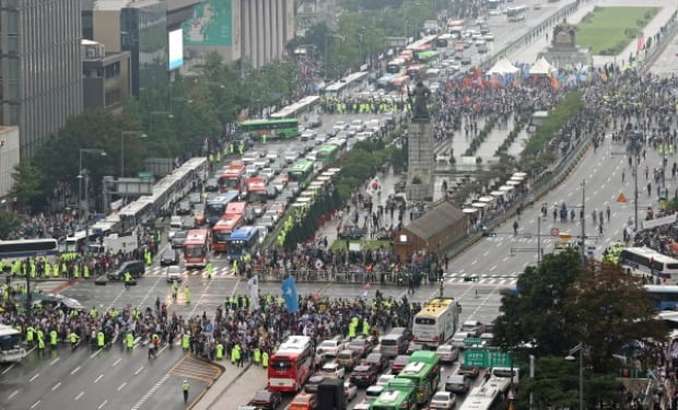 15일 오후 서울 종로구 동화면세점 앞에서 일부 보수단체 주최로 문재인 정권 부정부패·추미애 직권남용·민주당 지자체장 성추행 규탄 집회가 열렸다.(사진=연합뉴스)