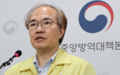 "숨만 쉬어도 바이러스 배출, 밥 먹는 순간 외엔 무조건 마스크 써달라"