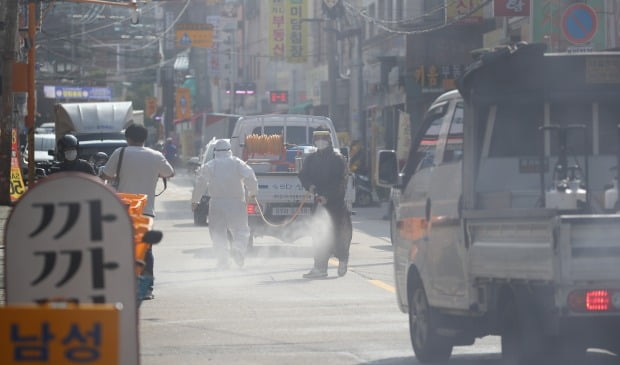 18일 오후 서울 성북구 장위2동 사랑제일교회 인근 도로에서 장위동 상인, 주민, 공무원 등이 합동 방역 활동을 벌이고 있다. /사진=연합뉴스