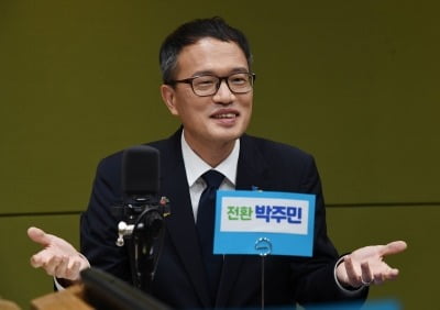 박주민 "광복절집회 주최한 민경욱 고발 검토"