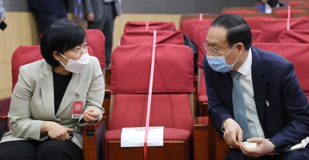 이야기하는 오세정 서울대 총장과 한성숙 네이버 대표(왼쪽). 사진=연합뉴스