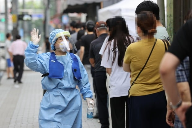 20일 오전 서울 성북구보건소에 마련된 신종 코로나바이러스 감염증(코로나19) 선별진료소에서 의료진이 업무를 보고 있다. /사진=연합뉴스